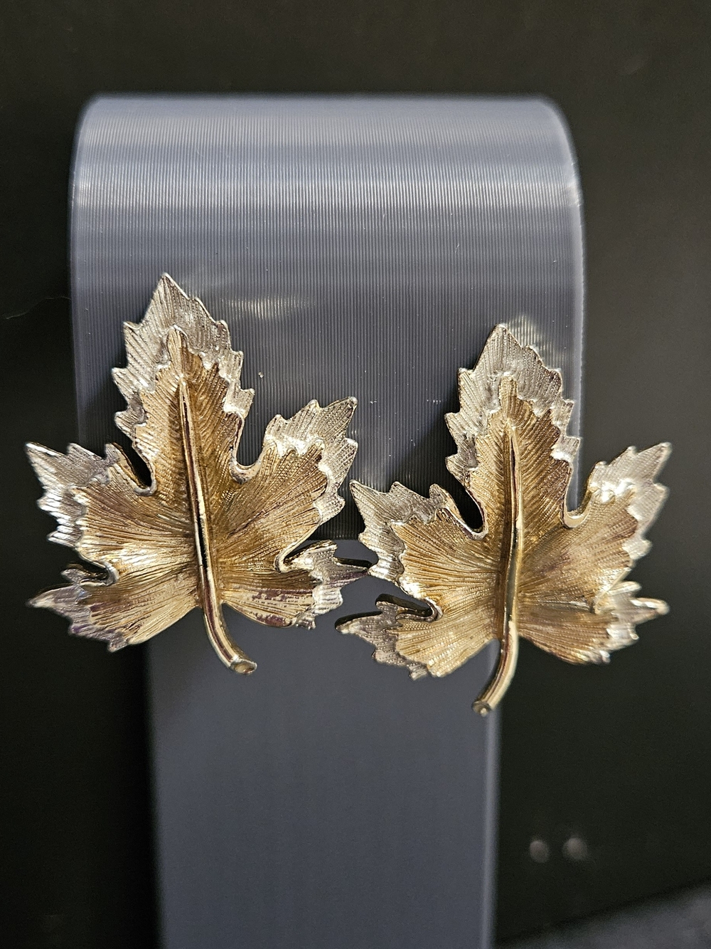 Vintage Gold Maple Leaf Brooch and Earring Set. - Picture 4 of 7